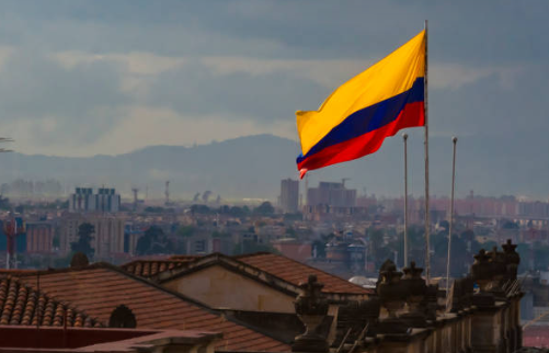 Fotografía de una bandera colombiana aleteando en el viento.